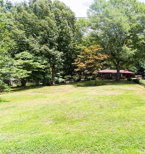 Foto del edificio - 794 Clarence Edwards Rd