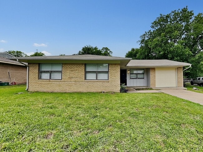 3BR/1.5BA Home with Garage, Spacious Layout & Modern Upgrades - 3BR/1.5BA Home with Garage, Spacious Layout & Modern Upgrades