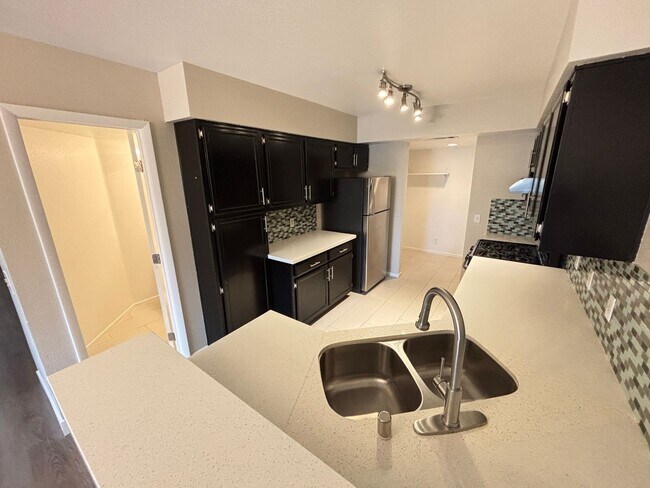 Foto del edificio - Charming 2 Bed/3Bath/1Car Townhome nestled in this beautiful Green Valley Community!