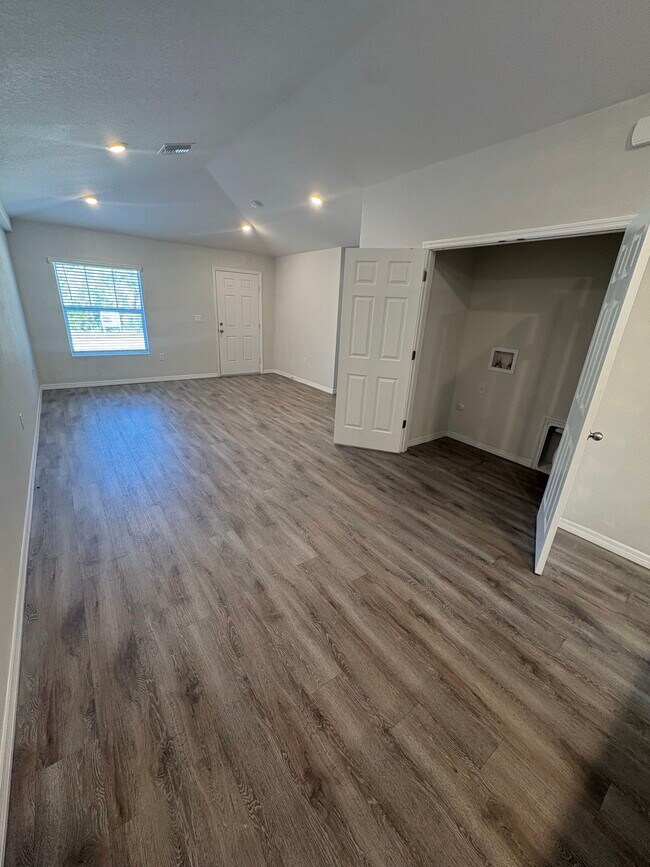 Foto del edificio - 12007 Henley Ave