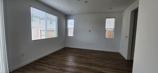 Foto del edificio - Beautiful Brand New 3 Bedroom Home in Elk Grove