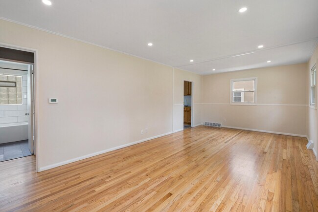 Foto del edificio - 5934 N Lydell Ave