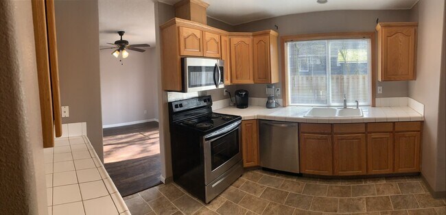 Foto del edificio - $2,650- 3 Bedrooms, 2.5 Baths Two-Story Ho...