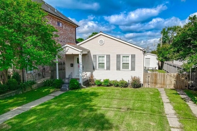 Building Photo - 704 Metairie Lawn Dr