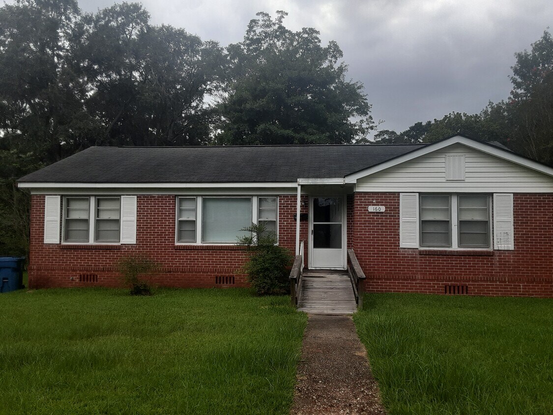 Move in Ready. Quiet neighborhood - 160 Fore Ave