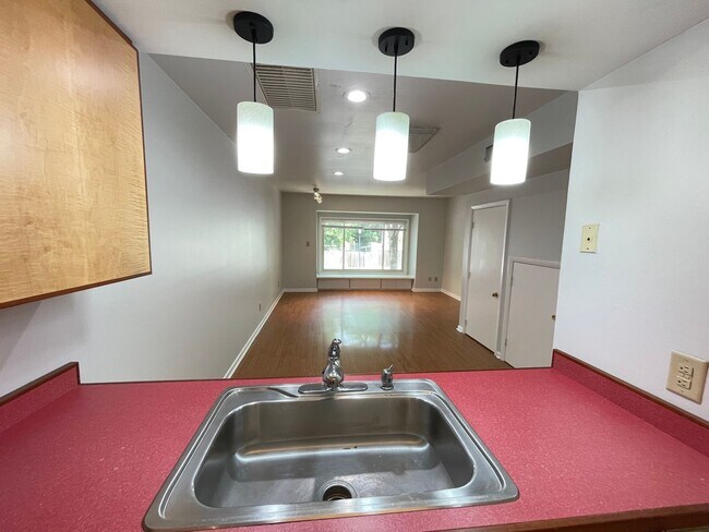 Building Photo - Two BR townhome-style in Chancellor Square...