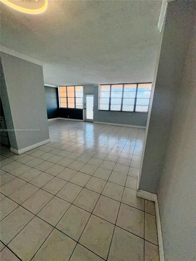 Foto del edificio - 2025 NE 164th St