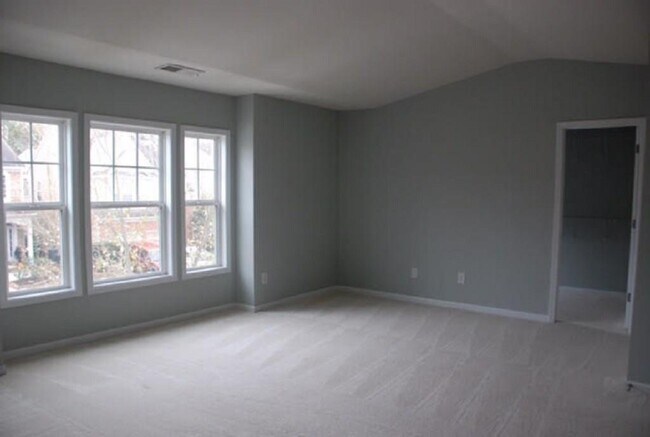 Foto del edificio - 5720 Weddington Dr