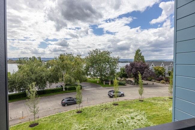Building Photo - 1716 SE Columbia River Dr