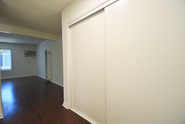 Foto del edificio - 7350 Kester Ave