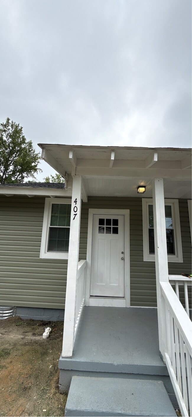 Building Photo - 407 Cedar St