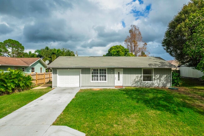 Building Photo - 733 SE Academy Ln