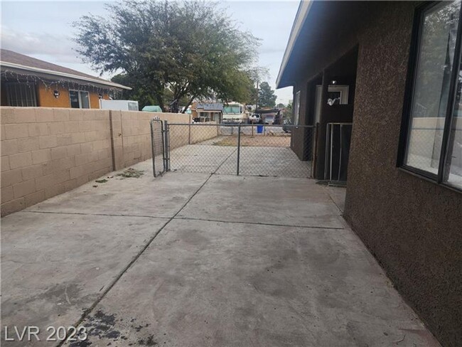 Building Photo - Single-Story Duplex Remodeled