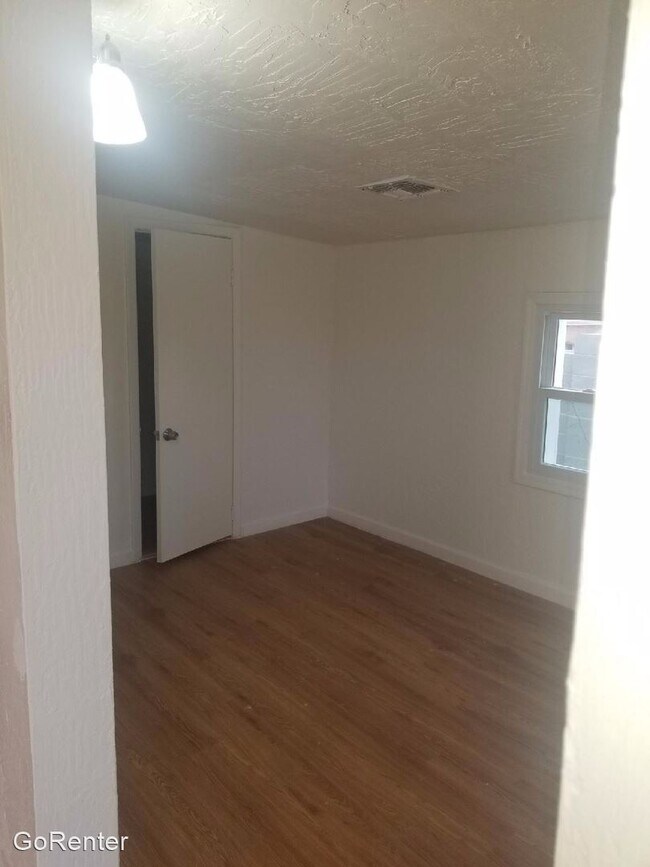 Building Photo - 1329 E Cinnabar Ave