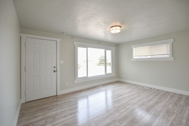 Building Photo - 3321 S Broadway St