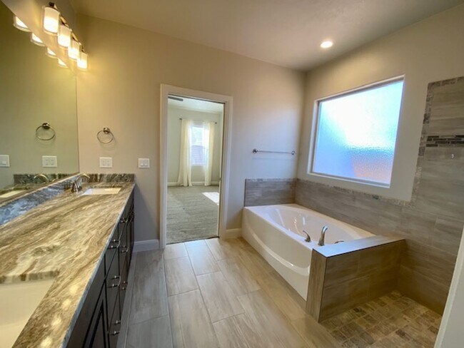 Foto del edificio - SPACIOUS HOME FOR RENT!