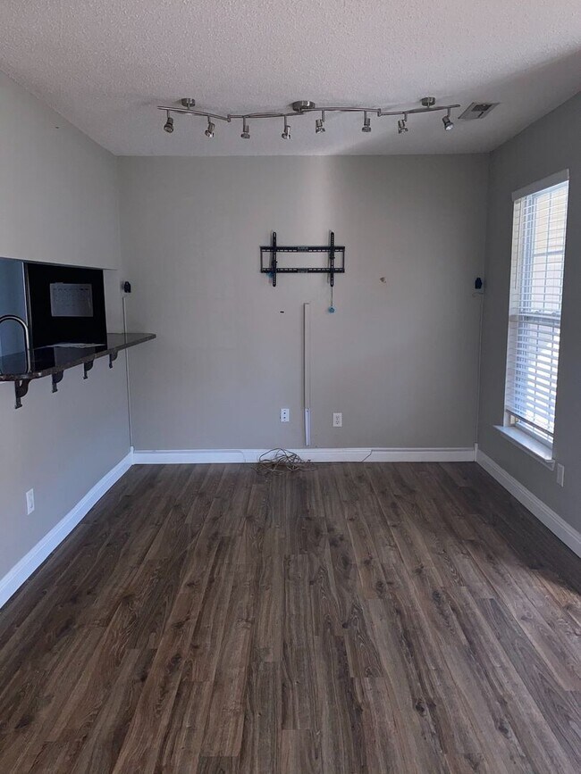 Foto del edificio - Three Bedroom Two Bath Home