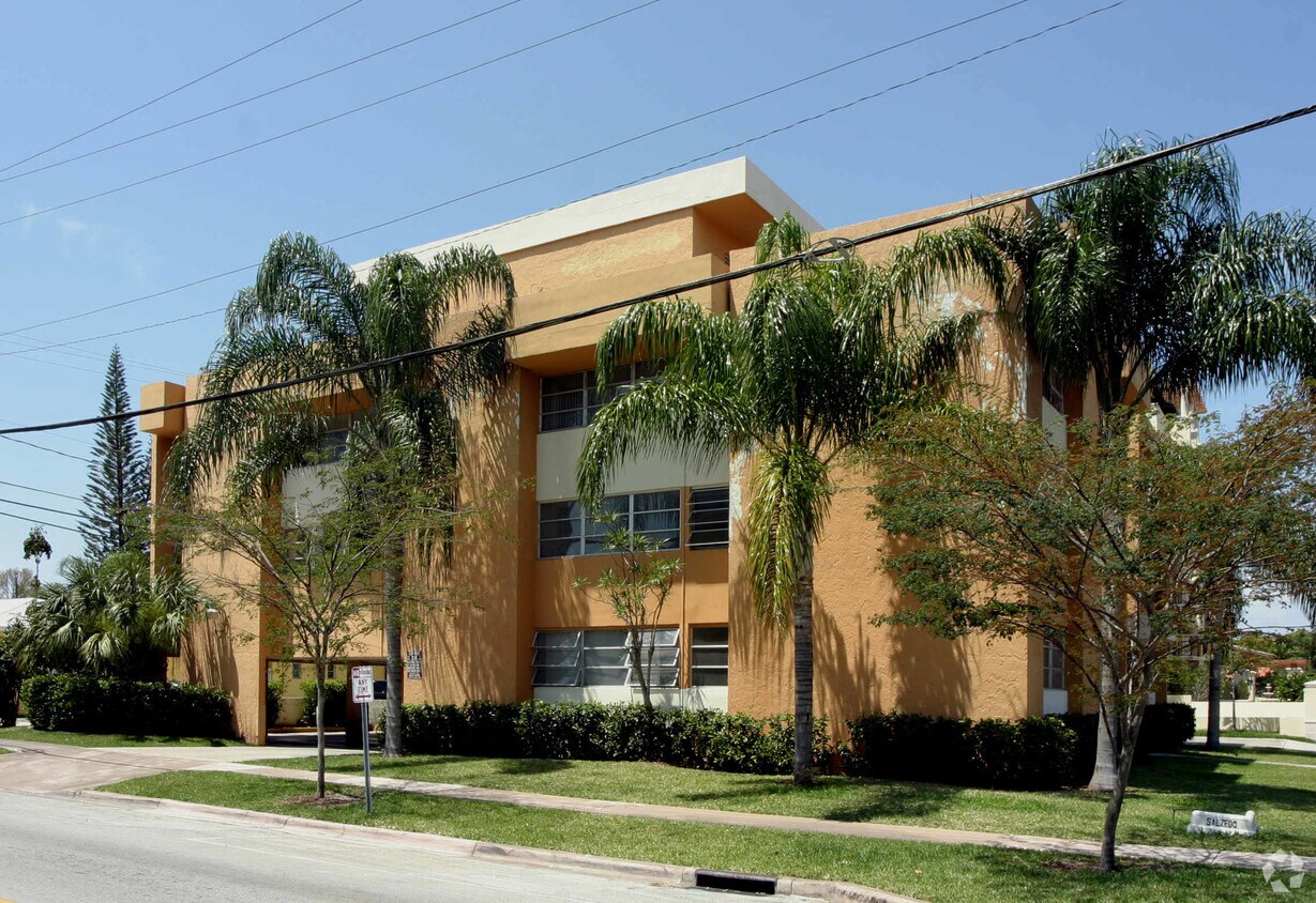 Foto del edificio - 300 Madeira Ave