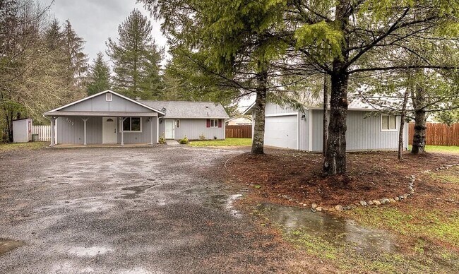 Building Photo - 207 NE Nikki Ln