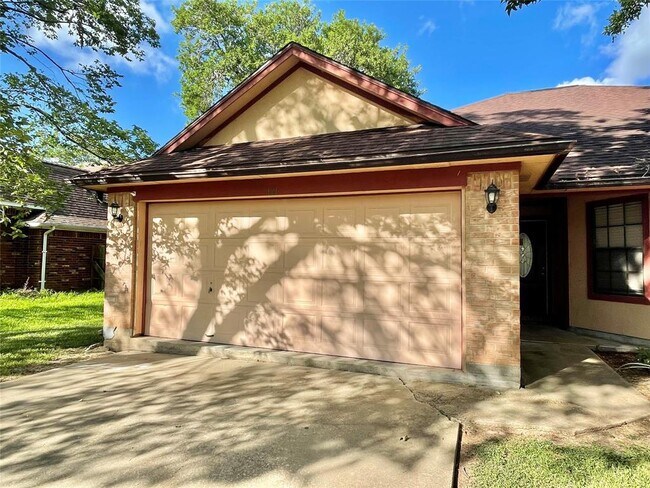 Building Photo - 121 Bumelia St