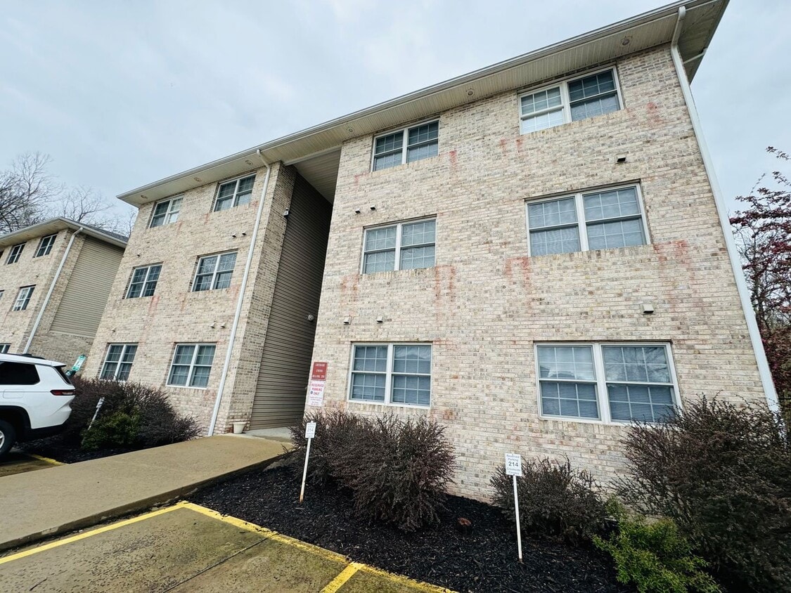 211 Creekside Dr, WV 26508 House Rental in WV