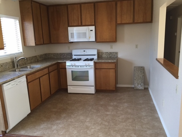 Foto del edificio - 3 BEDROOM, 2 BATHROOM HOME IN VICTORVILLE....