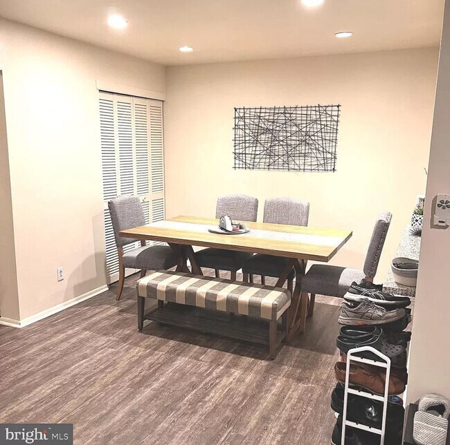 Comedor - 312A Mitten Ln