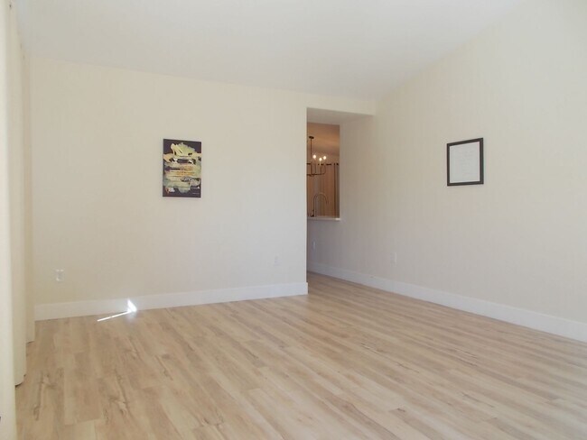 Foto del edificio - Move-in ready and designed for easy living, this gated community gem has it all!