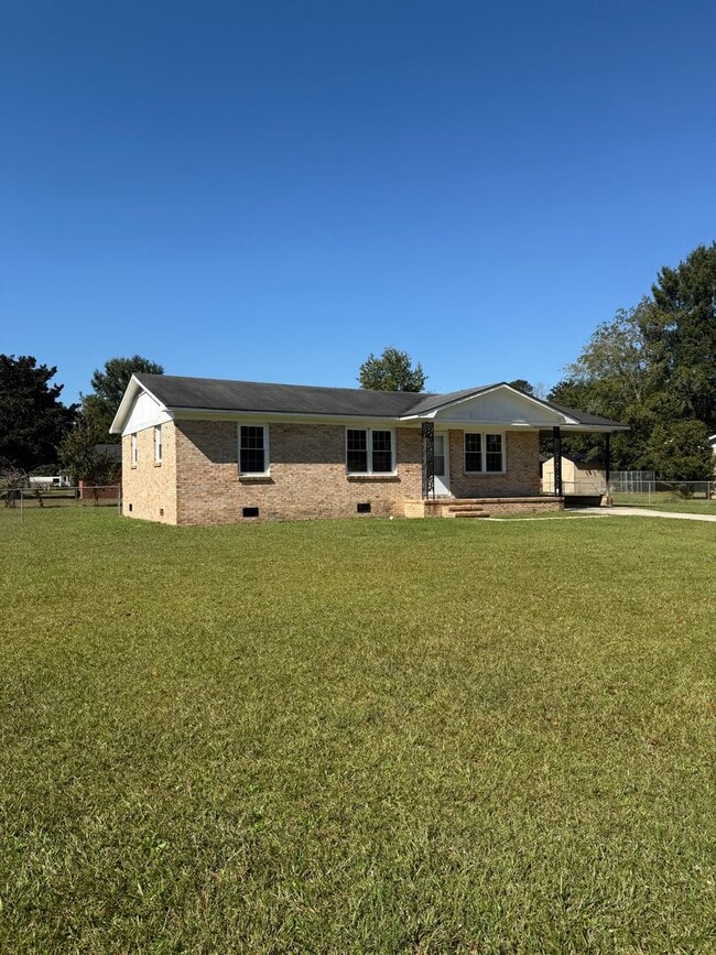 Building Photo - Renovated Home