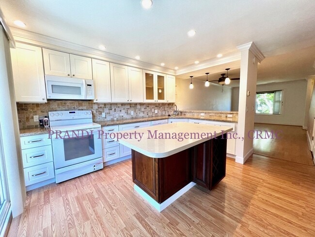 Building Photo - Delightful End Unit Townhome with Washer/D...