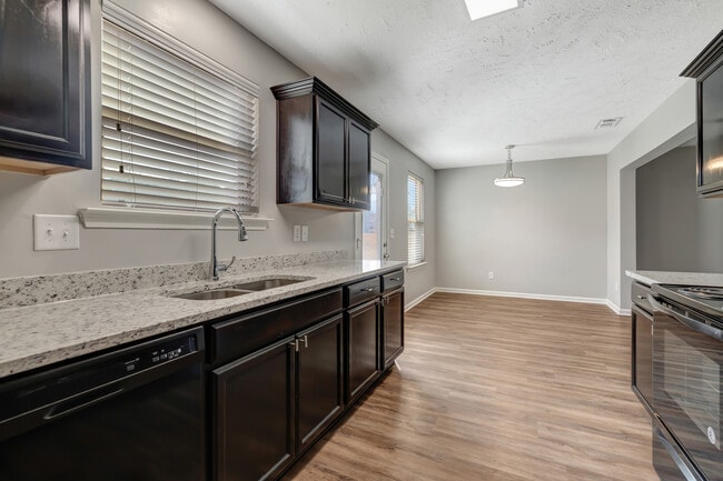 1567sf: Kitchen/Dining - Cottages at Mount View