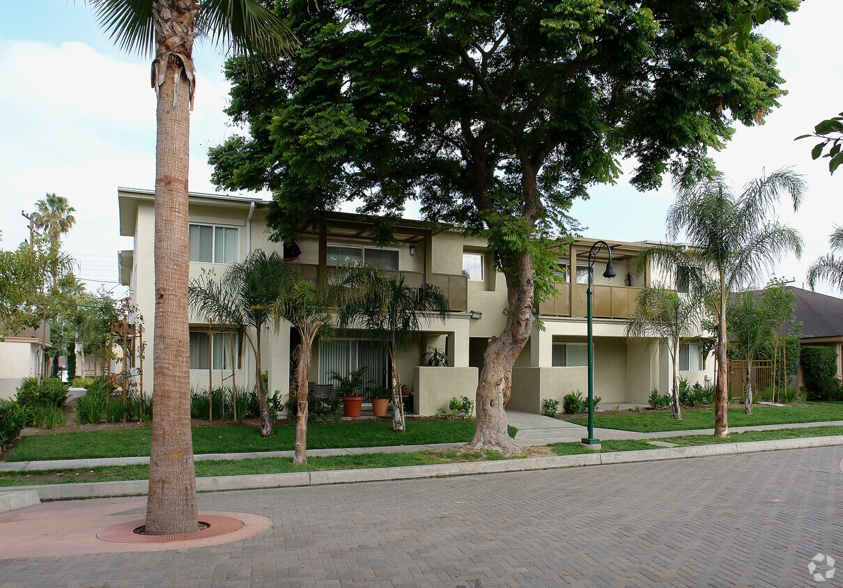 Building Photo - 1525 S Hampstead St