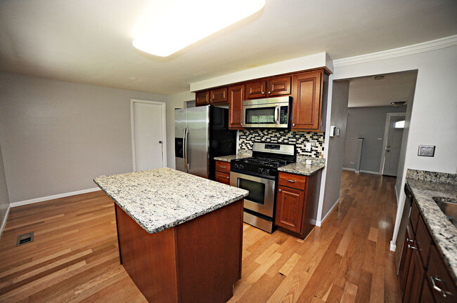 Building Photo - 312 S Salem Dr