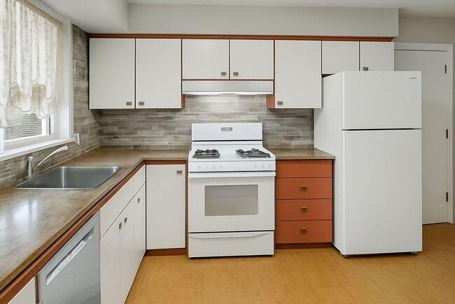 Building Photo - 709 Cypress Dr