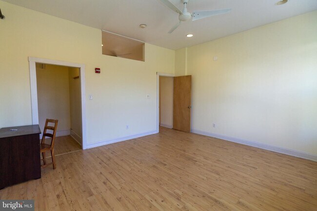 Building Photo - 3853 Lancaster Ave