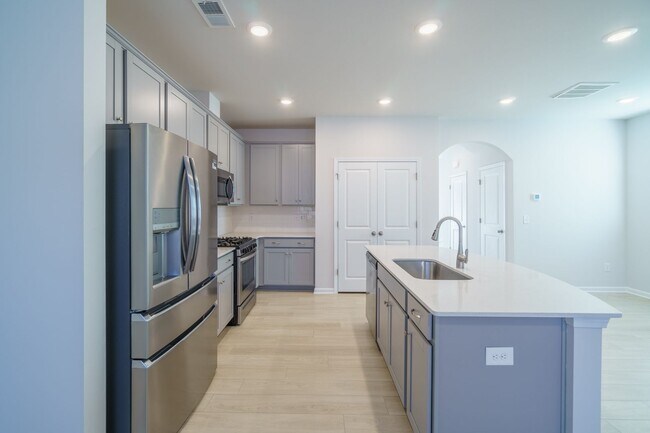 Foto del edificio - Almost New End Unit Townhome in desirable Chateau community