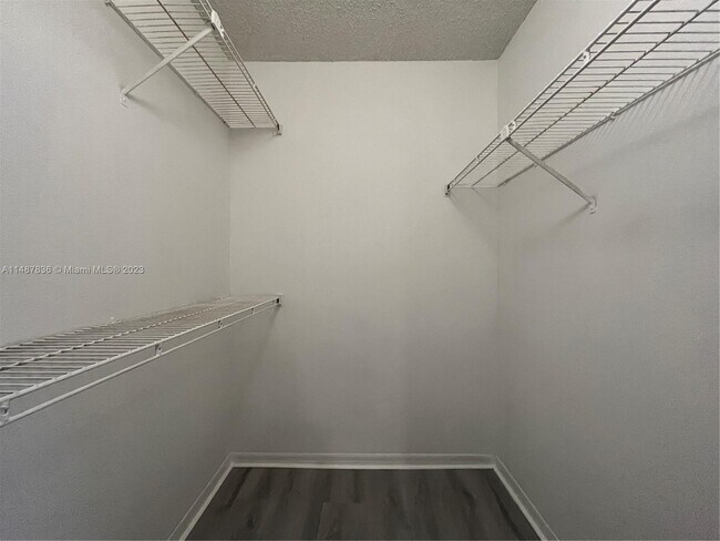 Foto del edificio - 3390 Pinewalk Dr N