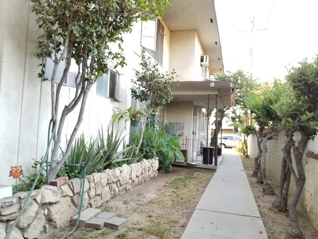 4 - 910-912 W Shorb St