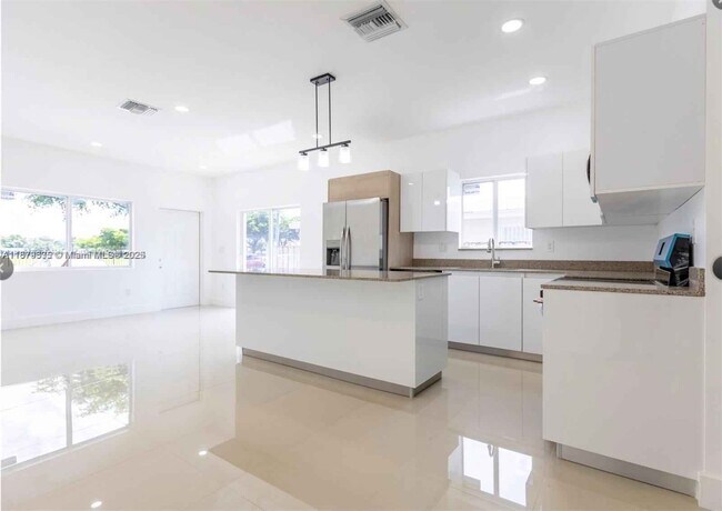 Foto del edificio - 817 NW 7th Ave