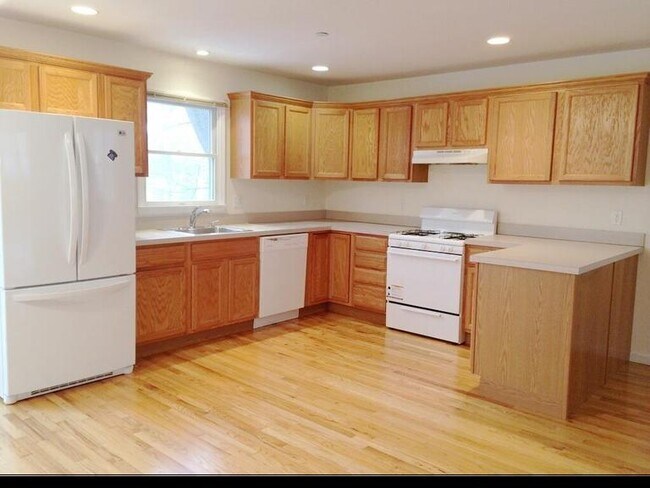 Foto del edificio - Townhouse Style 3 Bedroom 2 Bath Duplex $4...