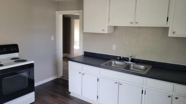 Building Photo - 501 Elm Ave