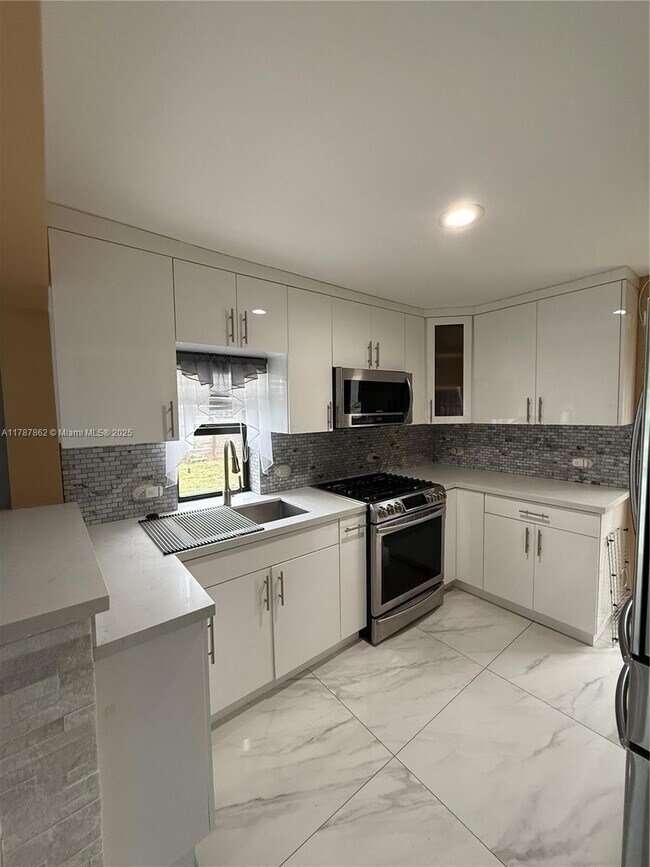 Foto del edificio - 685 NW 14th St