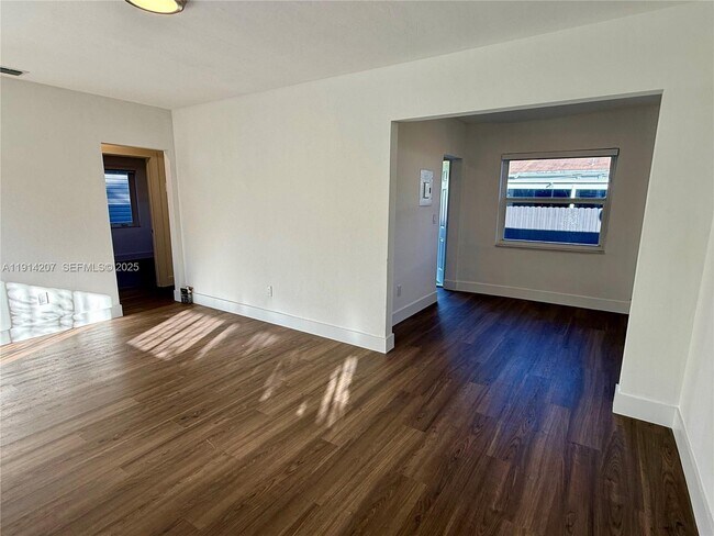 Foto del edificio - 115 NW 118th St