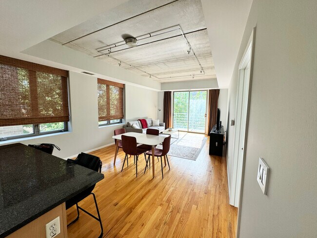Building Photo - 1422 N La Salle Dr