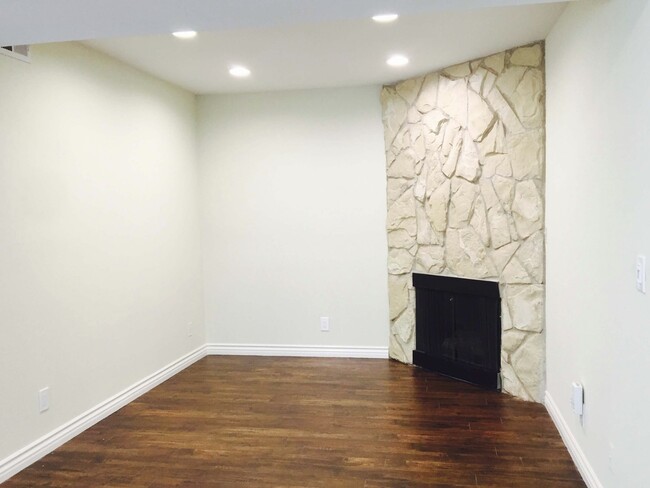 Building Photo - 1 Bedroom + Den / 2 Bathroom / 2 Parking T...