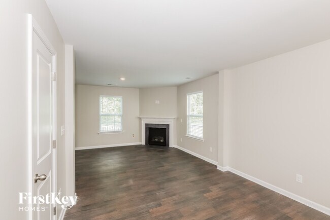 Foto del edificio - 8016 Starnes Randall Road