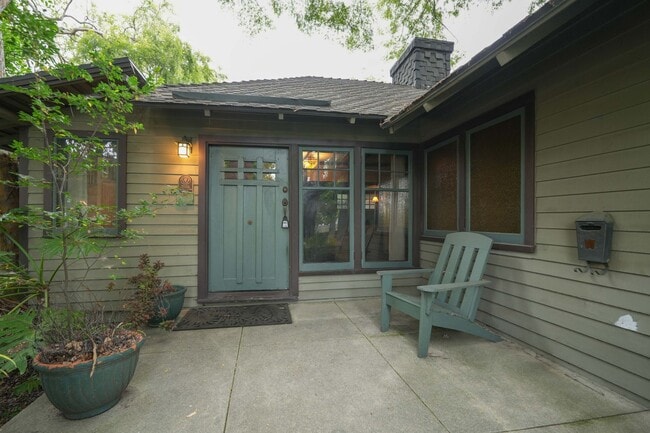 Building Photo - COMING SOON!!! BEAUTIFUL HISTORIC HOME LOC...
