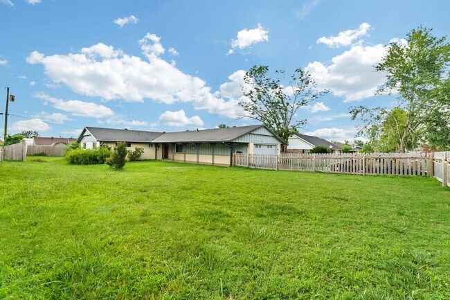 Foto del edificio - Charming 4-Bedroom Home with Spacious Yard...