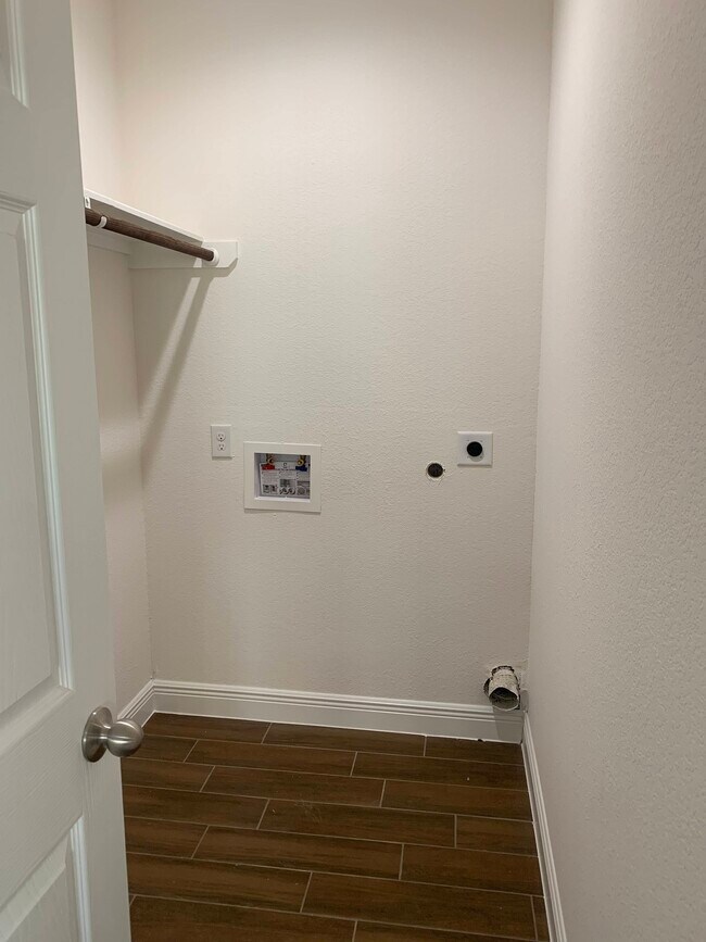 Foto del edificio - 5622 Ridgeway Dr