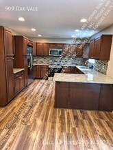 Building Photo - 909 Oak Vale Dr